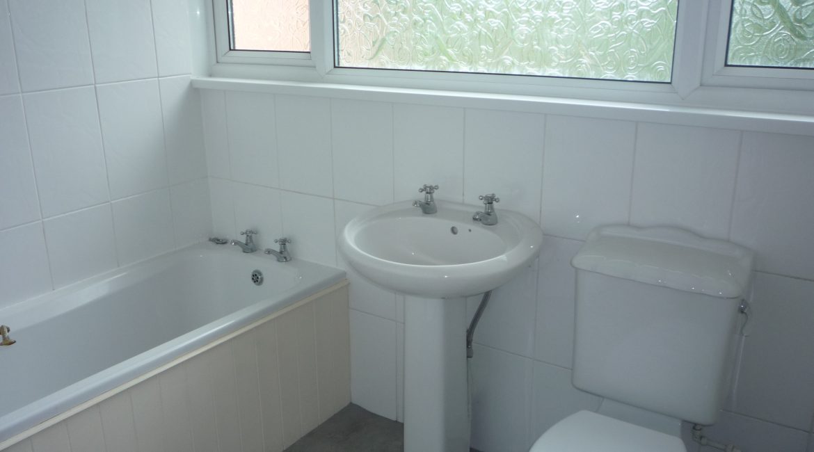 69 Vernon Crescent – Bathroom