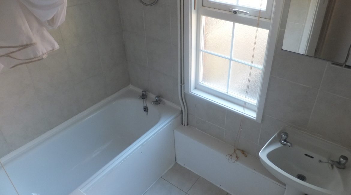 83 Stonehouse Terrace – Bathroom