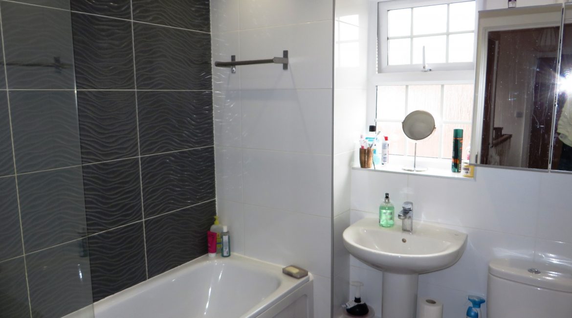 15 Parkland View – Bathroom