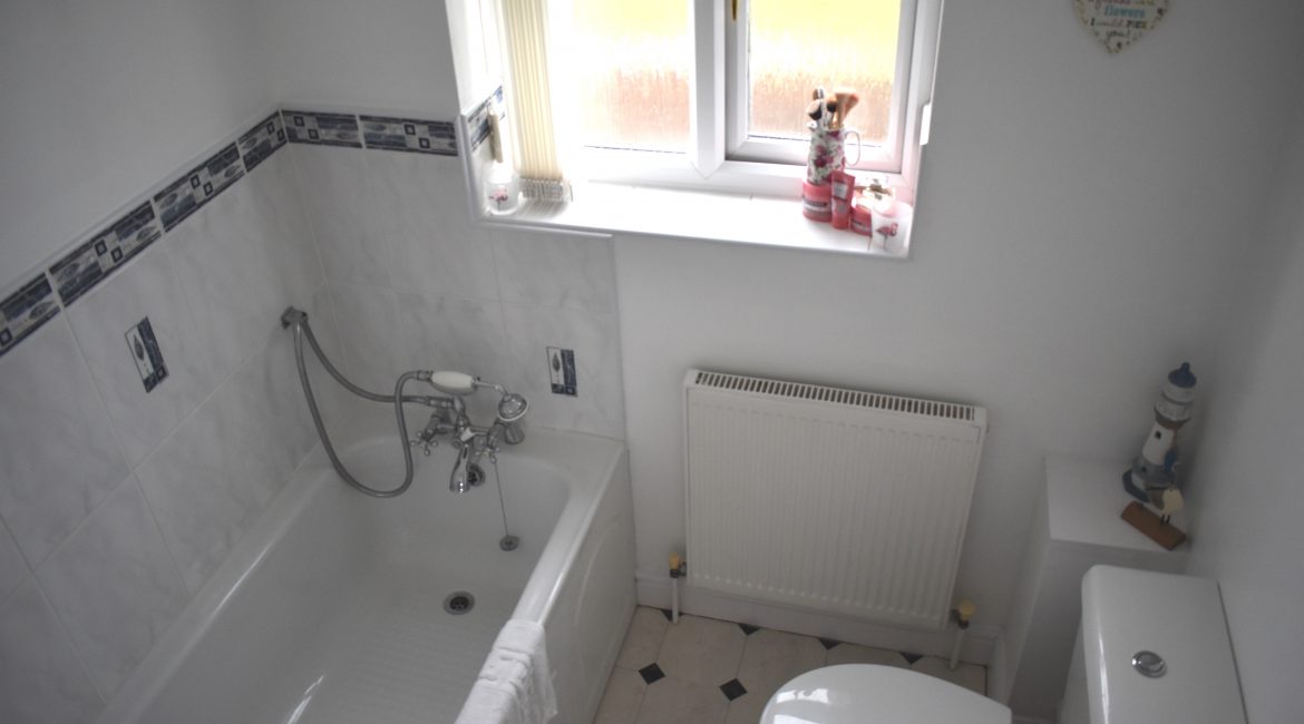 3 Beauvale Gardens – Bathroom