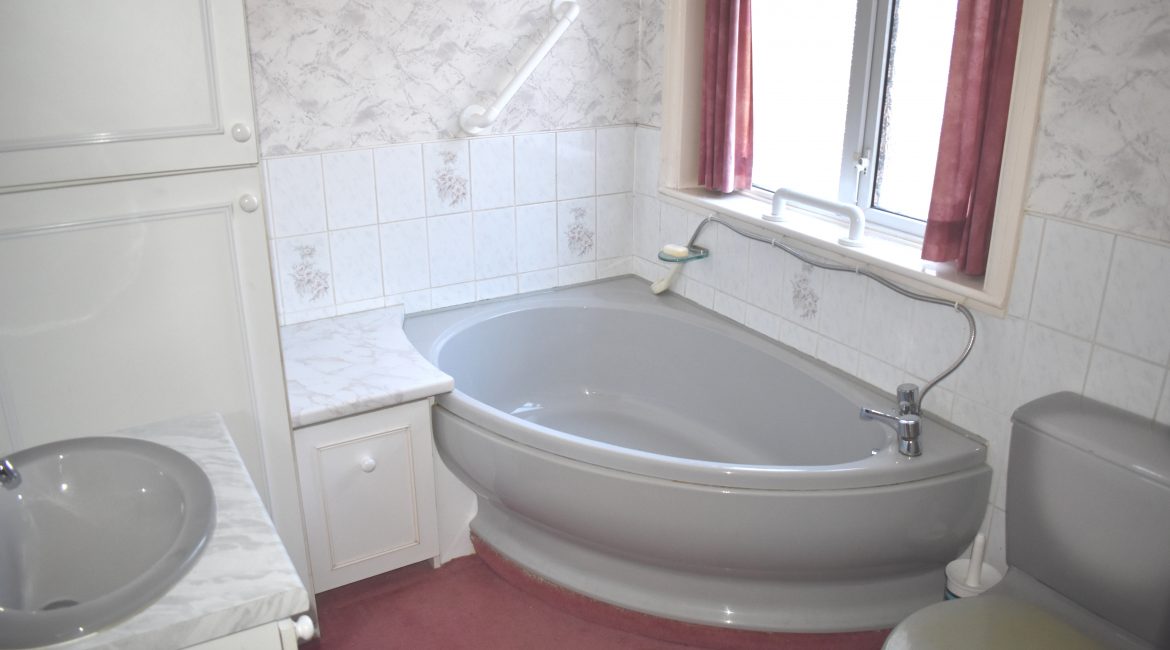 37 Holly Road – Bathroom