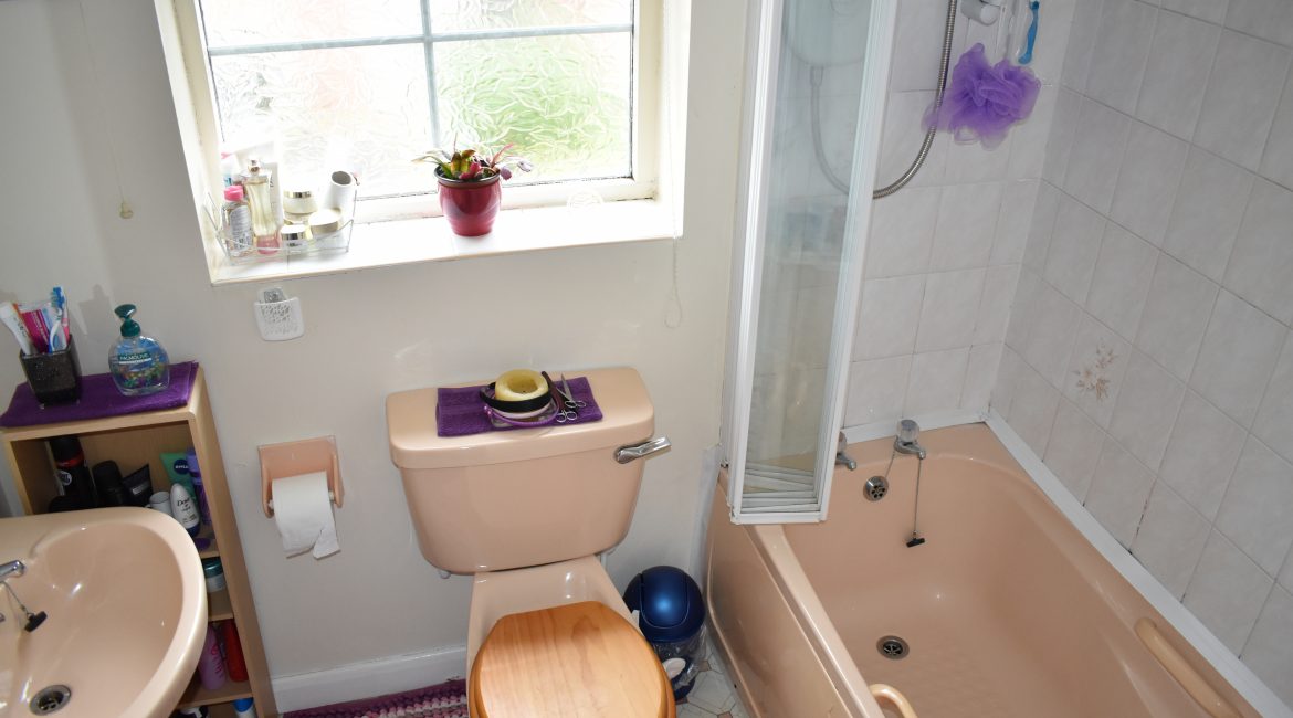 8 Lindleys Court – Bathroom