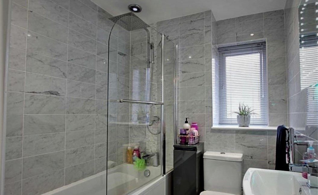 31 Broadlands Close – Family Bathroom