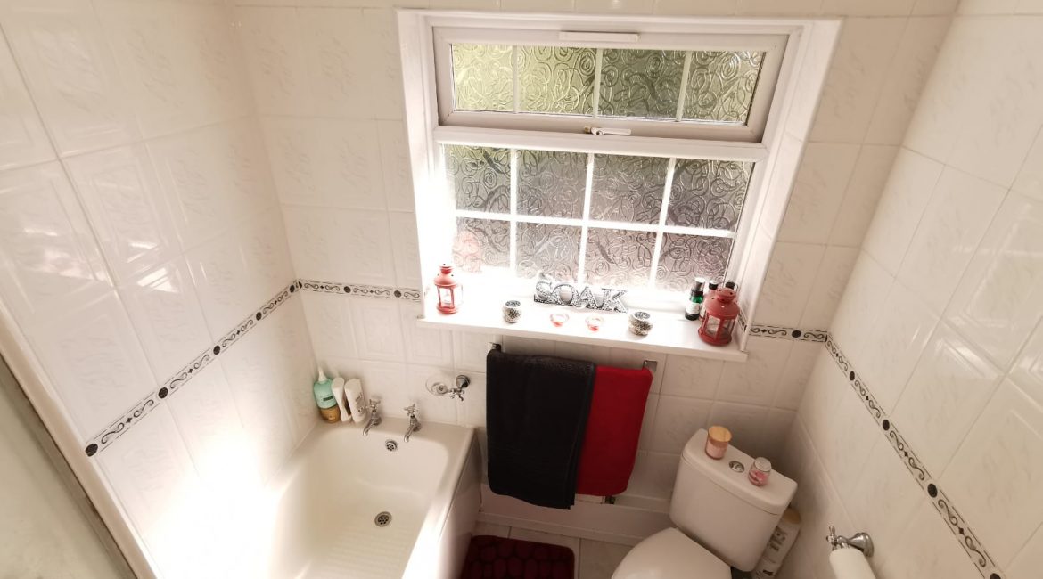 18 Station View – Bathroom