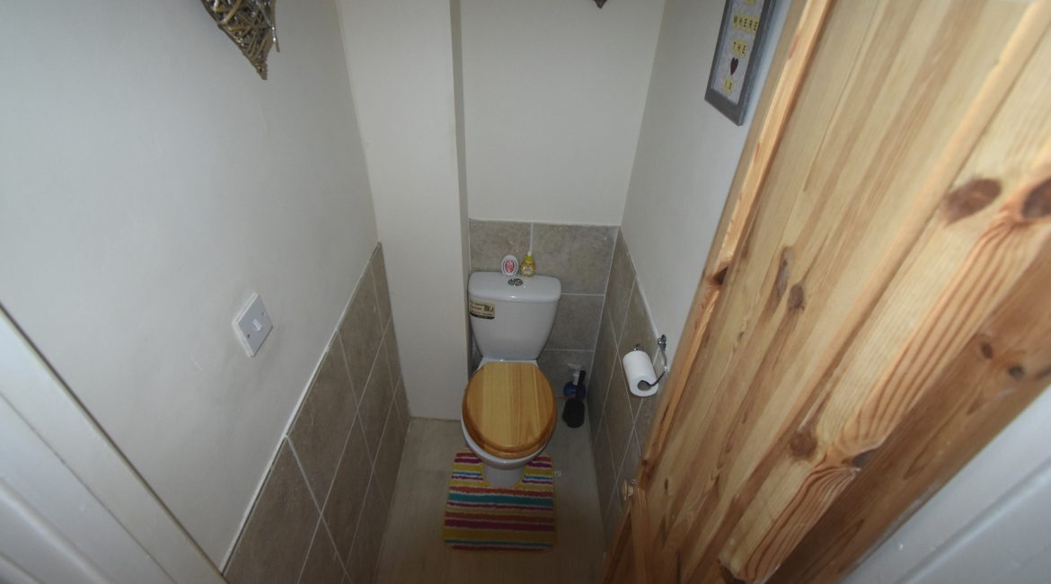 83 Stonehouse Terrace Toilet(15)