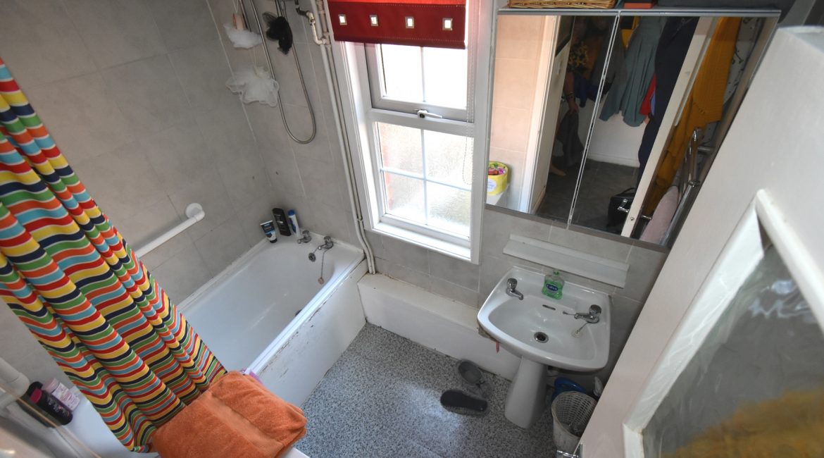 83 Stonehouse Terrance Bathroom