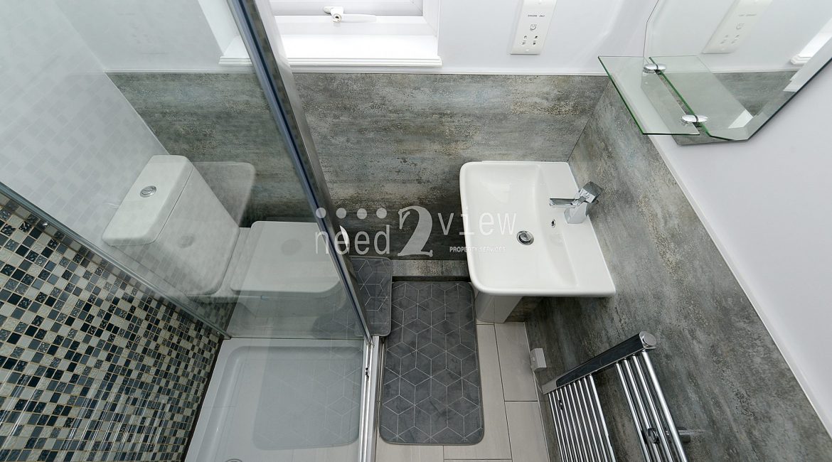 Top Floor Bathroom (2)