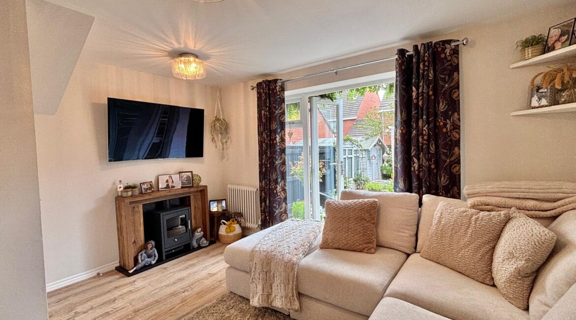 LIVING ROOM (2)
